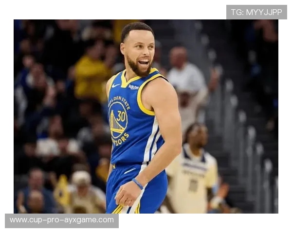 库里抬手庆祝的瞬间，勇士板凳席一片沉默